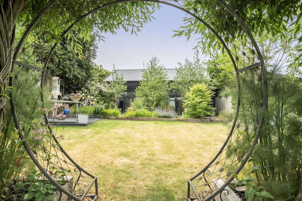 Property photo 2 of 37 Garden
