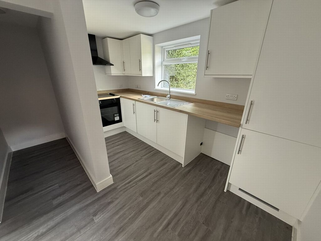 Property photo 3 of 10 Kitchen