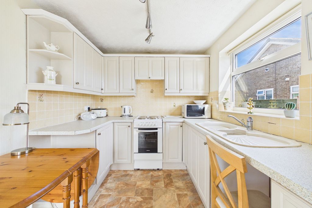 Property photo 2 of 13 Darley Close - Kitchen