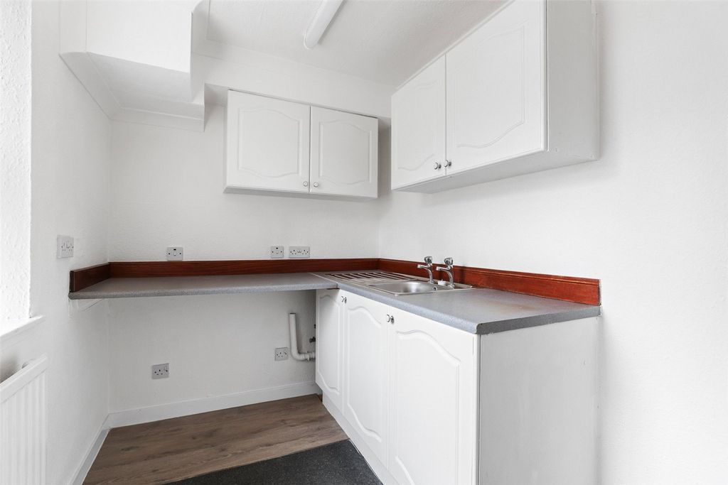 Property photo 3 of 8 Kitchen