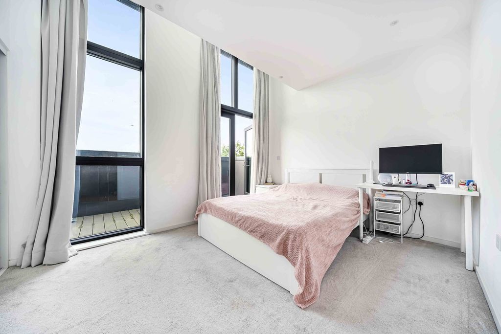 Property photo 3 of 16 Bedroom