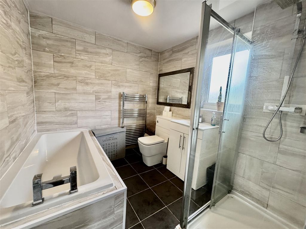 Property photo 3 of 18 House Bathroom