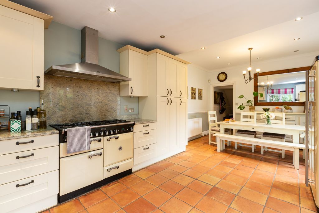 Property photo 3 of 31 Kitchen