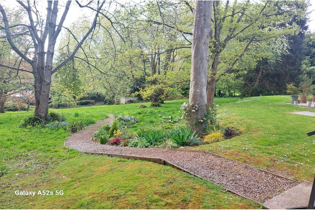 Property photo 2 of 12 Communal Gardens