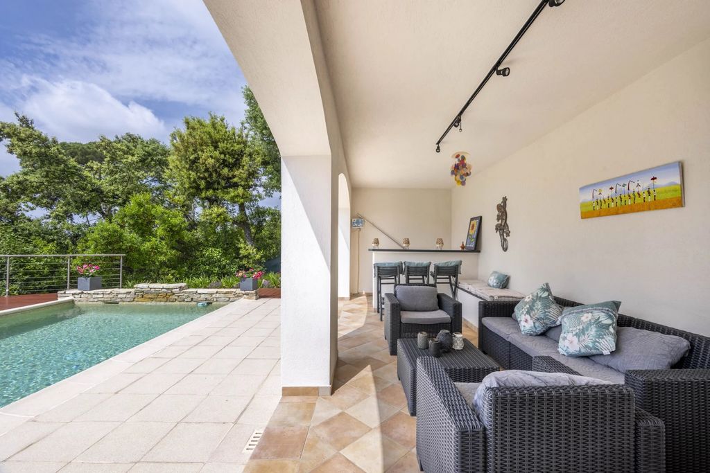 Property photo 3 of 23