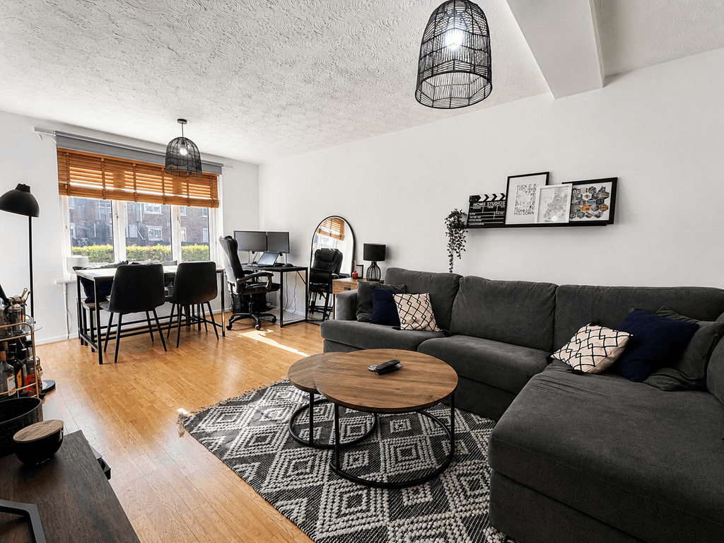 Property photo 2 of 13 Lounge