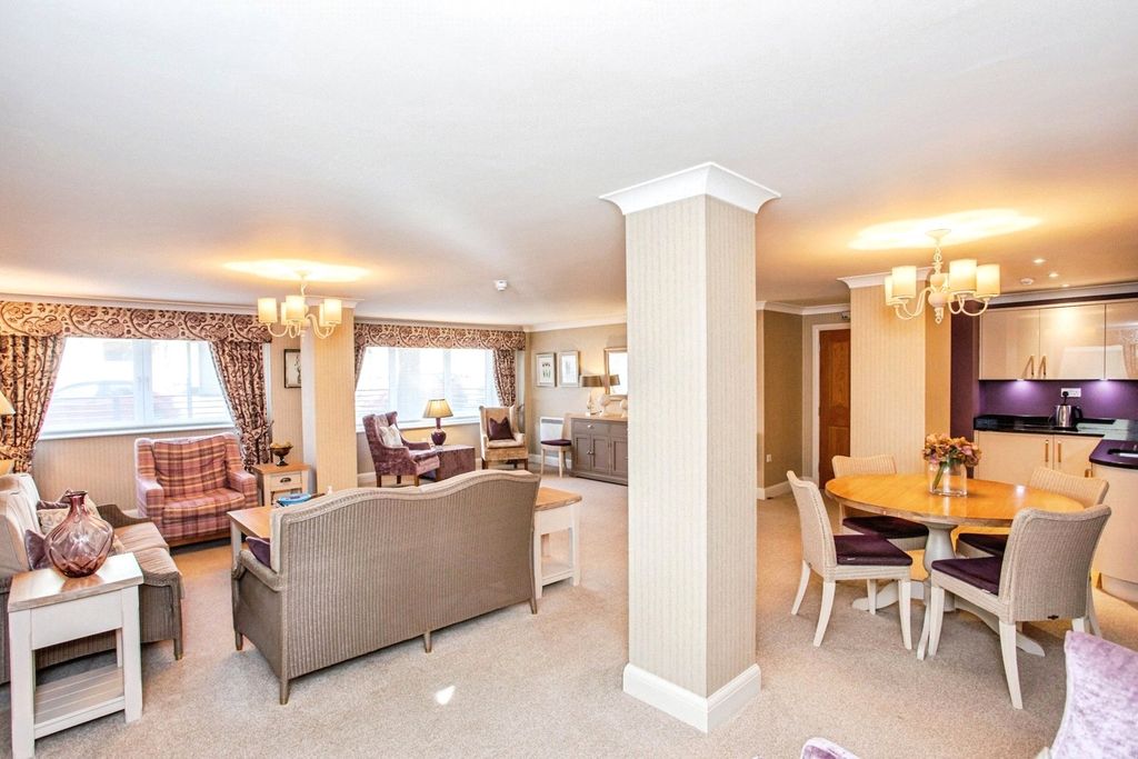 Property photo 3 of 25 Communal Lounge