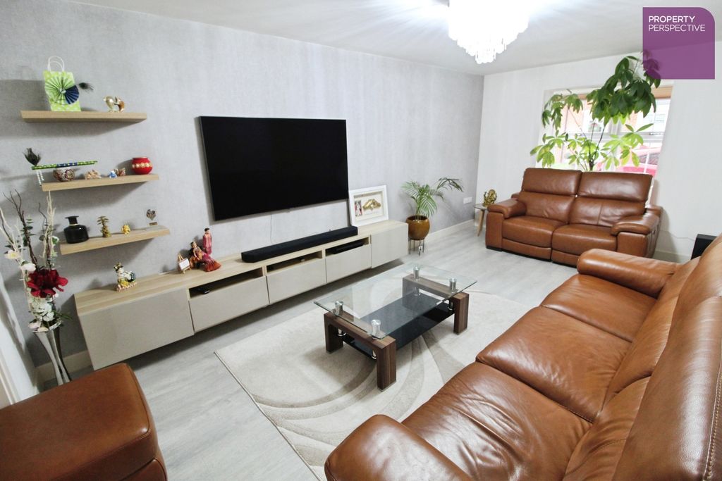 Property photo 2 of 14 Lounge