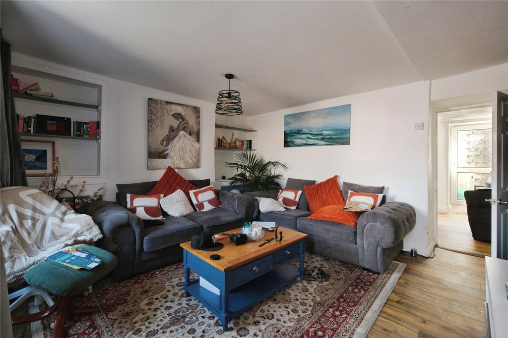 Property photo 2 of 12 Lounge