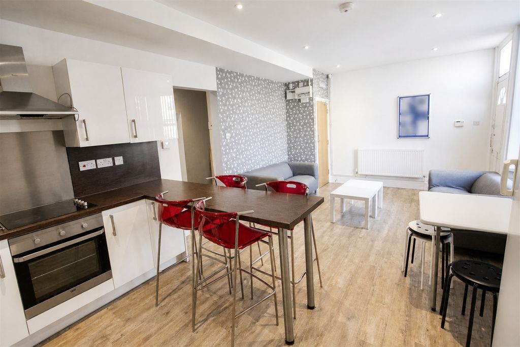Property photo 1 of 17 Approach