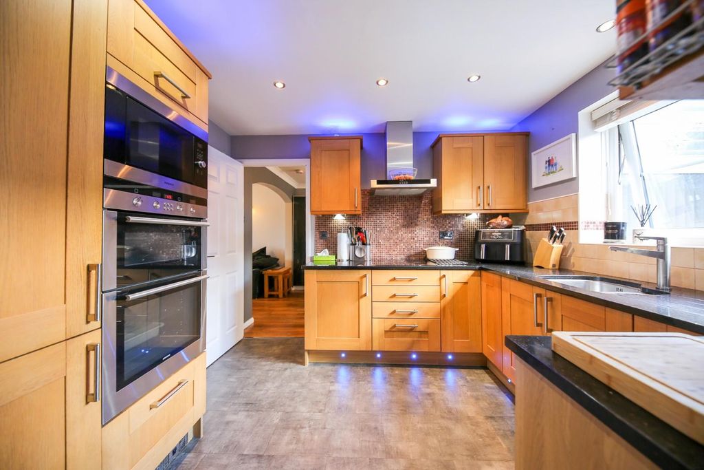 Property photo 3 of 20 Kitchen