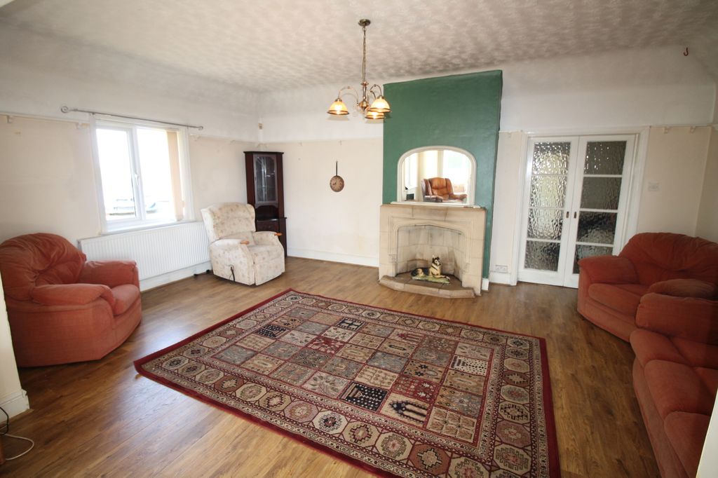 Property photo 3 of 23 Sitting Room