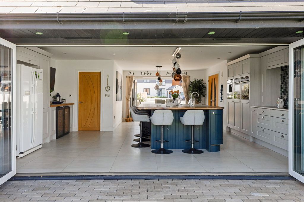 Property photo 3 of 16 Kitchen/Dining Room