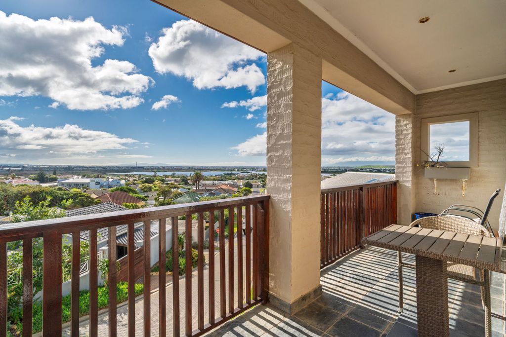 Property photo 2 of 34 Fh1707074