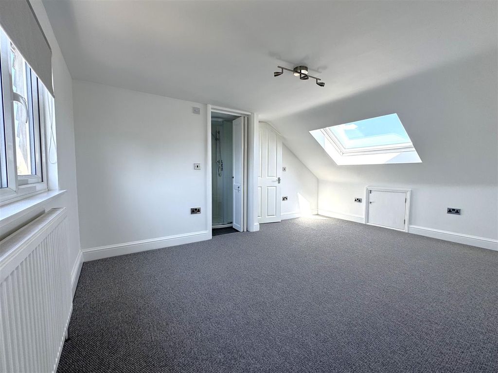 Property photo 2 of 17 Bedroom One (Loft Conversion)