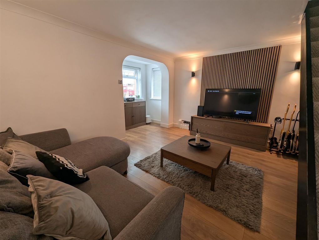 Property photo 2 of 11 Lounge