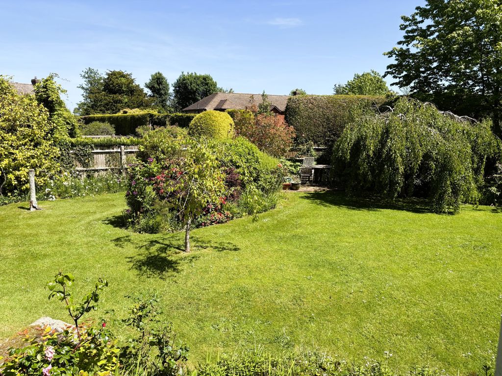 Property photo 3 of 10 Gardens