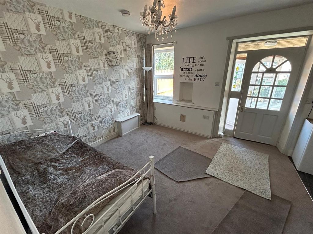 Property photo 3 of 8 Living/Bedroom