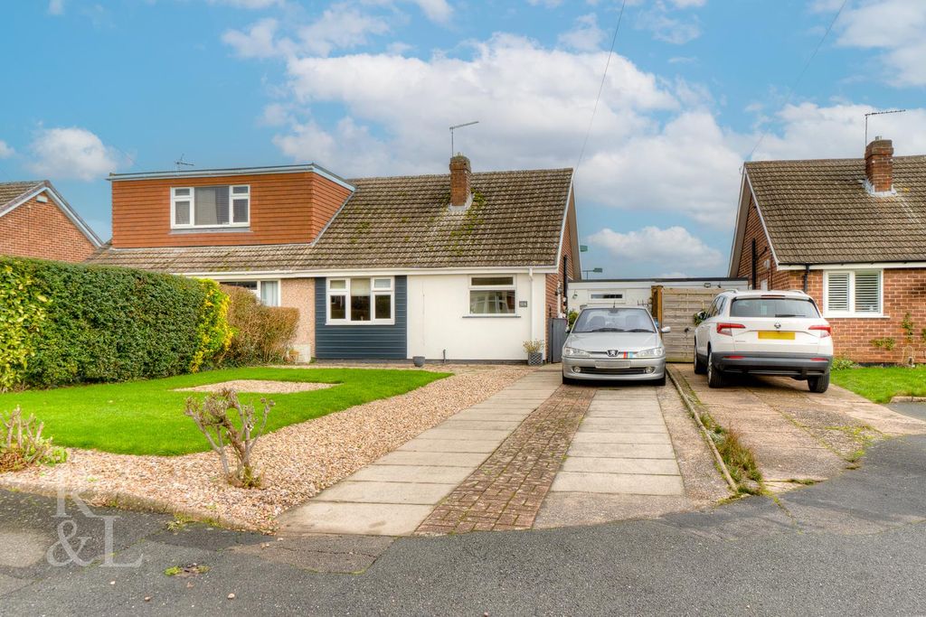 Property photo 1 of 16 Elm Close