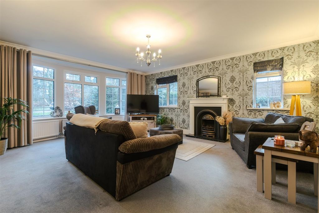 Property photo 2 of 18 Lounge