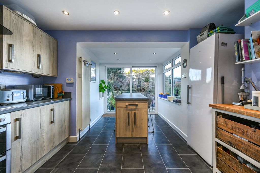 Property photo 3 of 32 Kitchen / Breakfast