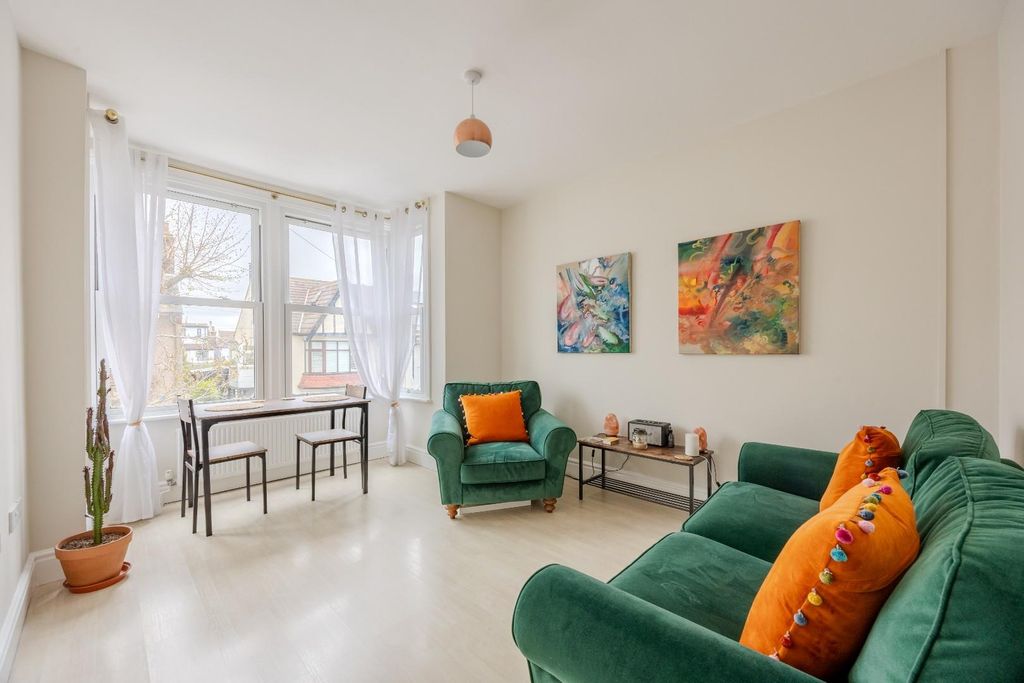 Property photo 2 of 14 Lounge