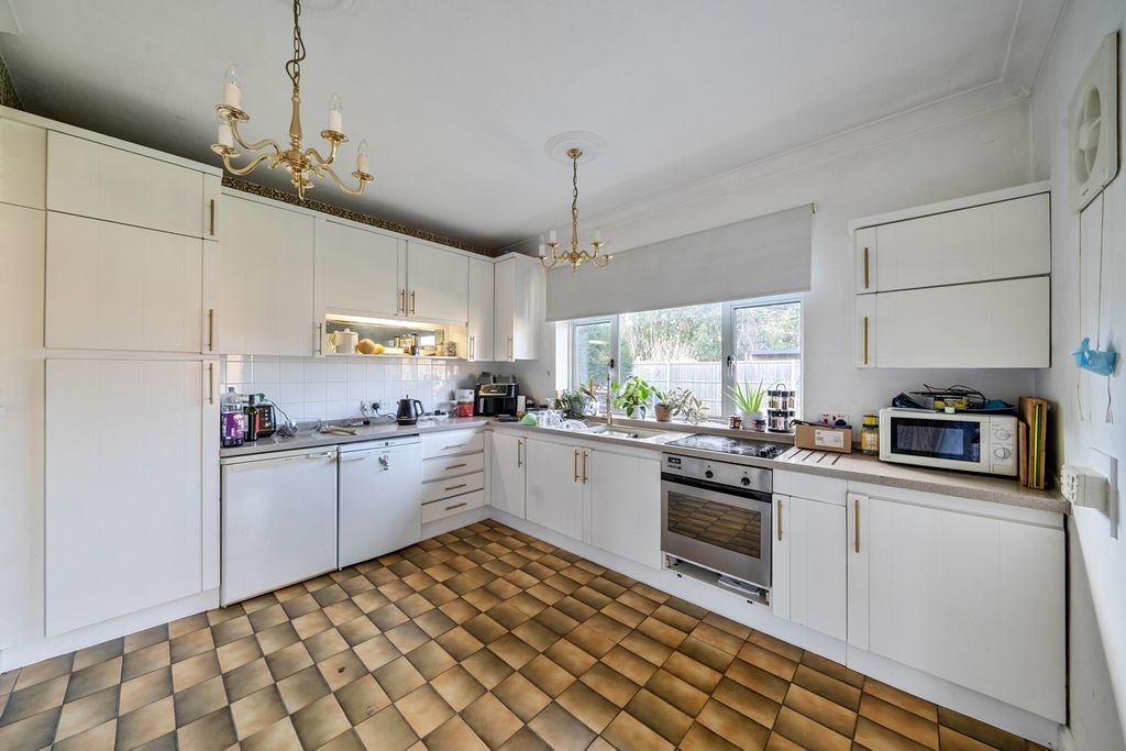 Property photo 2 of 24 1385539-15-693Aef...