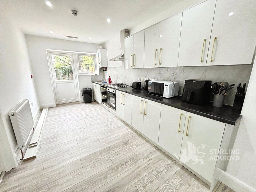 Property photo 3 of 5 Kitchen