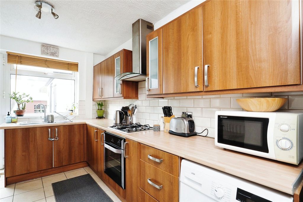 Property photo 3 of 17 Fitted Kitchen
