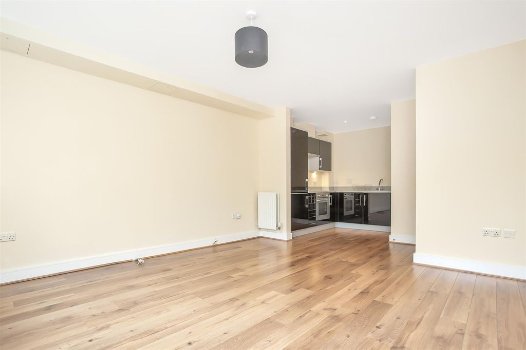 Property photo 2 of 10 Hurley-Close-Banstead-110.Jpg