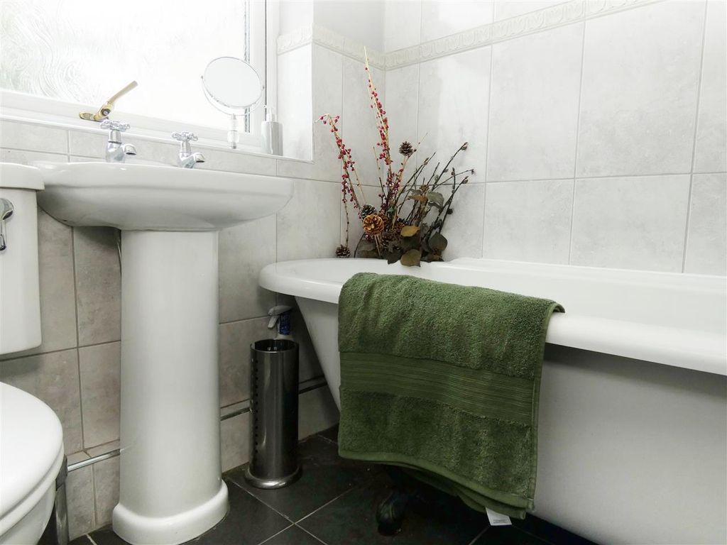 Property photo 2 of 17 Entrance Hall