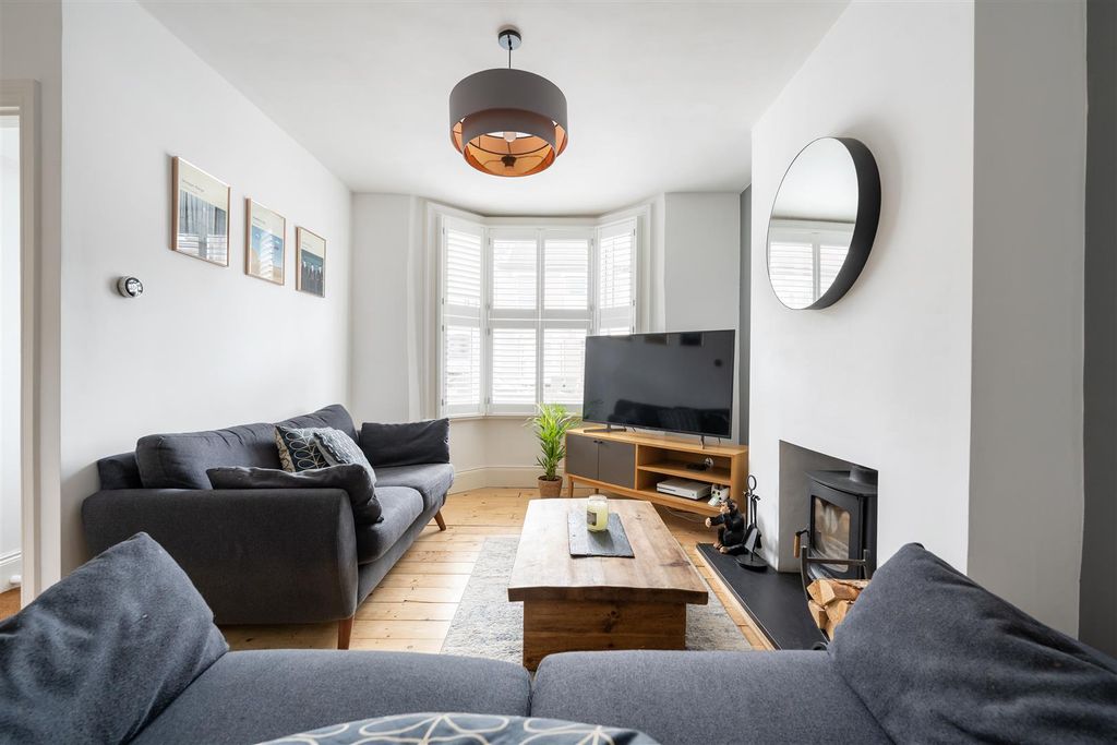 Property photo 2 of 29 Louise Road, E15