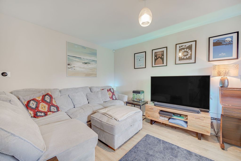 Property photo 2 of 25