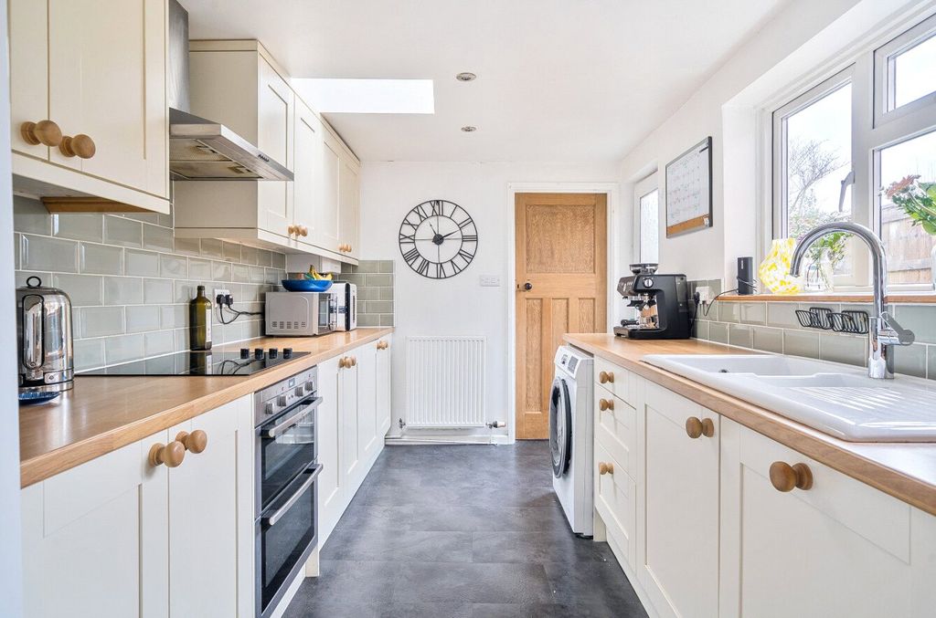Property photo 3 of 10 Kitchen