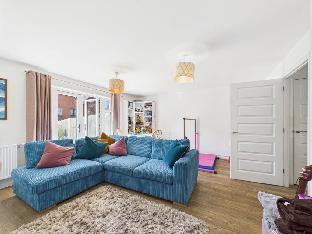 Property photo 1 of 10 Living Room