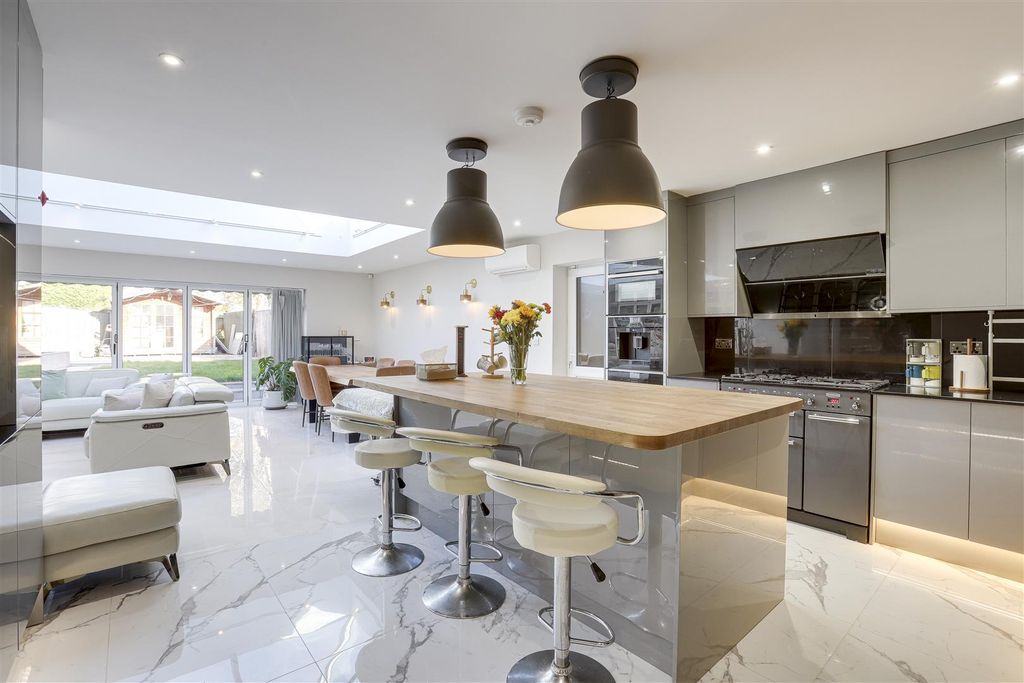 Property photo 3 of 27 22.Jpg