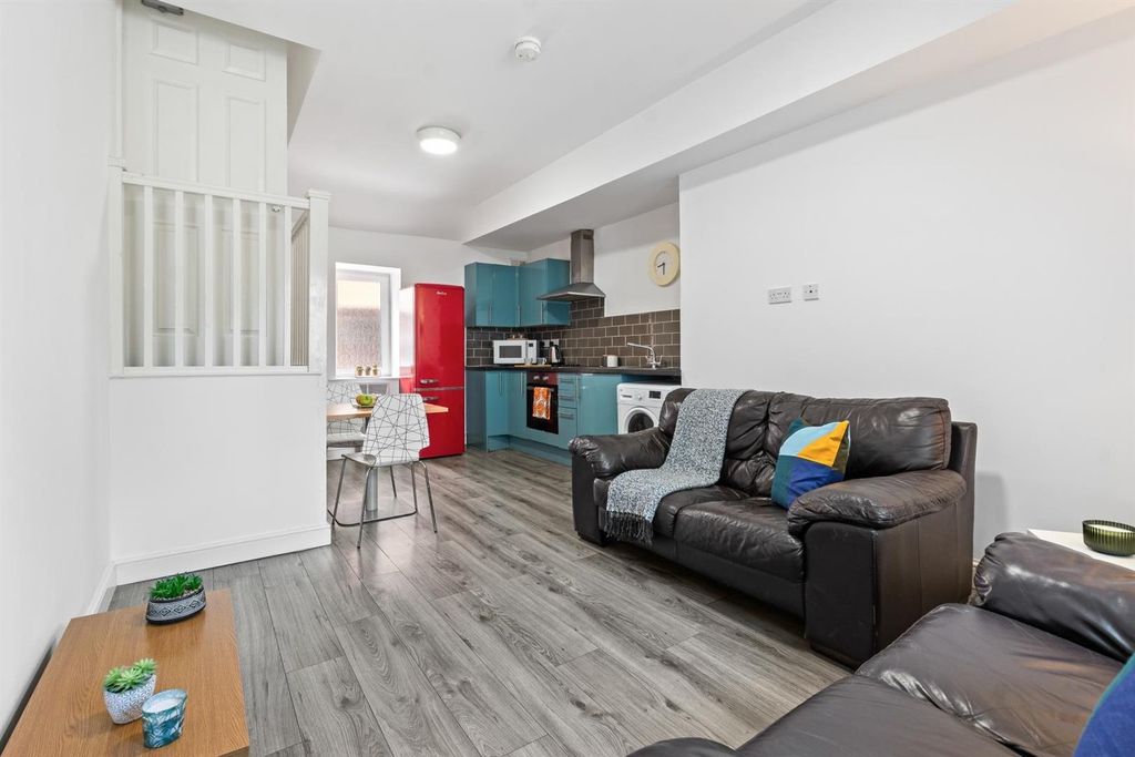 Property photo 1 of 14 Bright Open-Plan Living Area With Modern Laminate ...