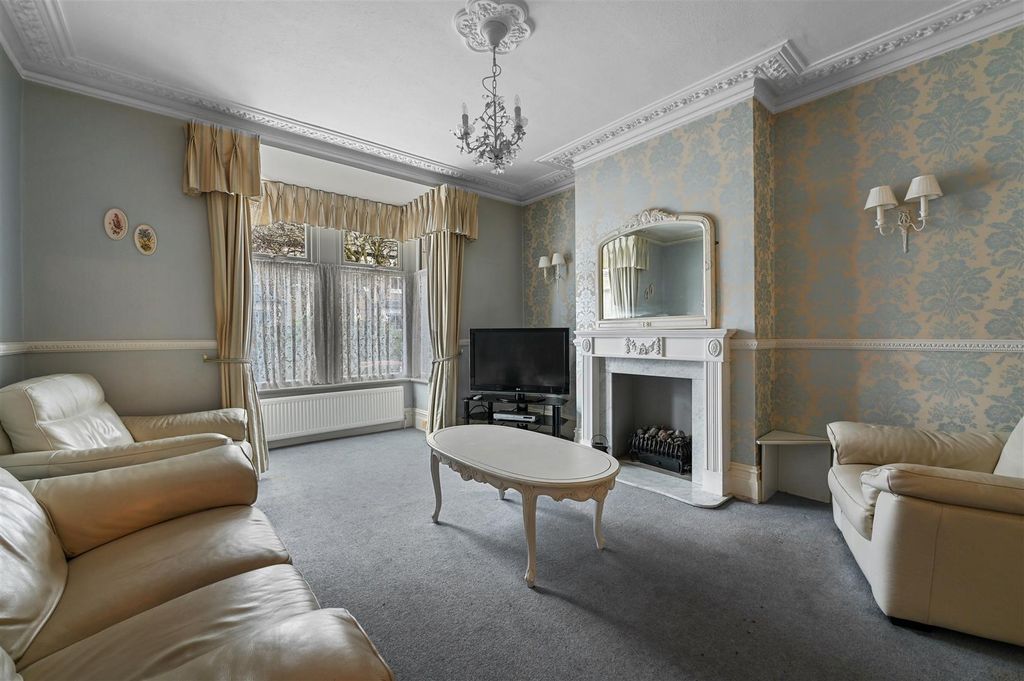 Property photo 2 of 24 Through Lounge