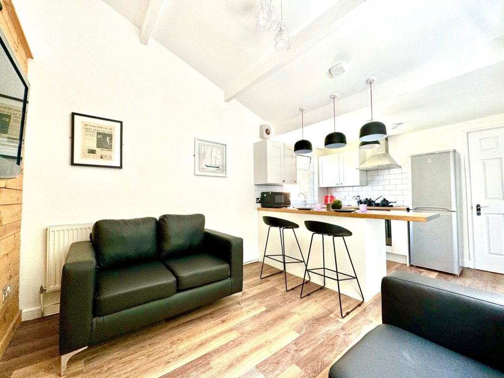 Property photo 3 of 6 Lrg_Kitchen Diner