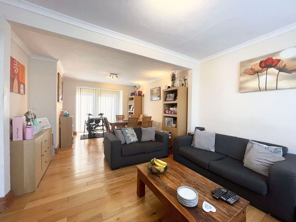 Property photo 2 of 15 Through Lounge