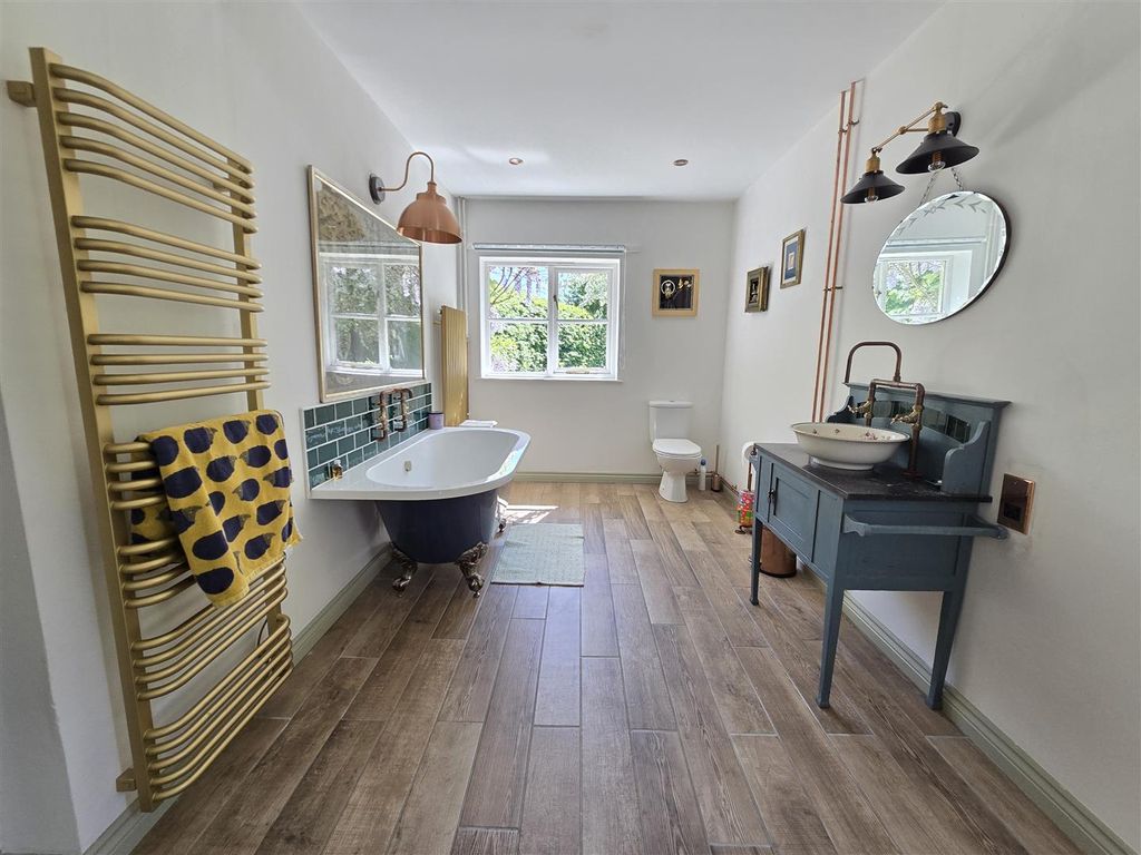 Property photo 2 of 21 Gf Bathroom