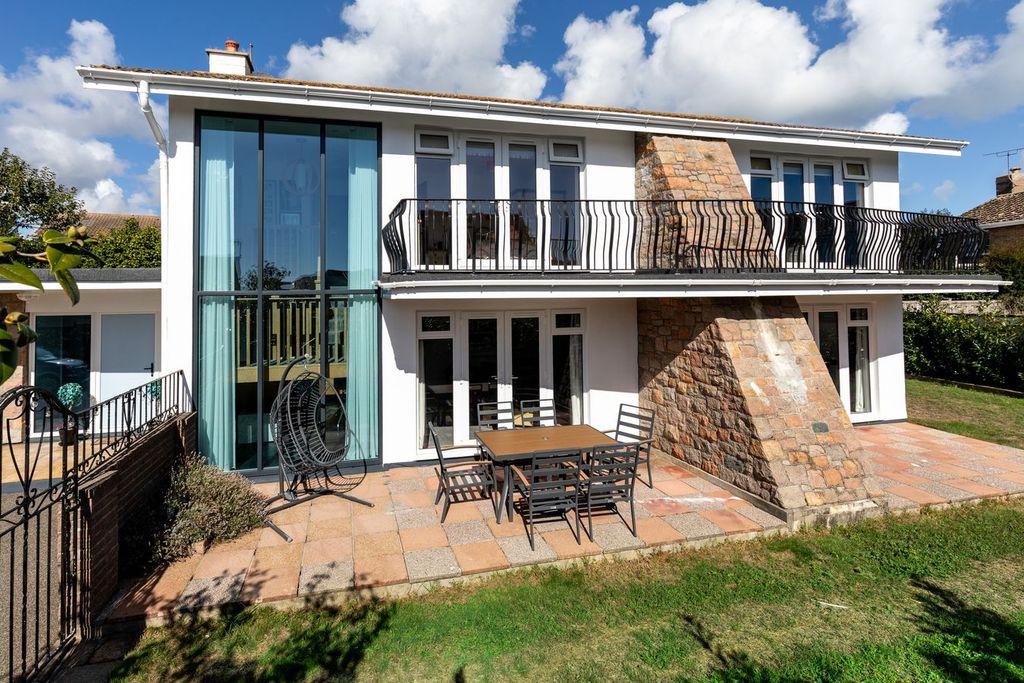 Property photo 1 of 33