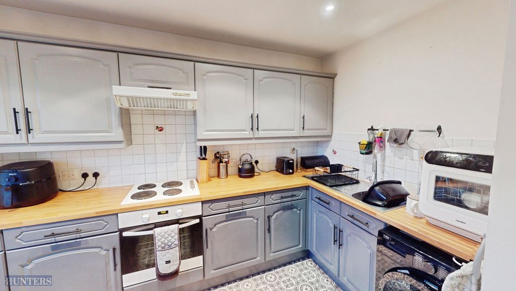 Property photo 3 of 8 Kitchen