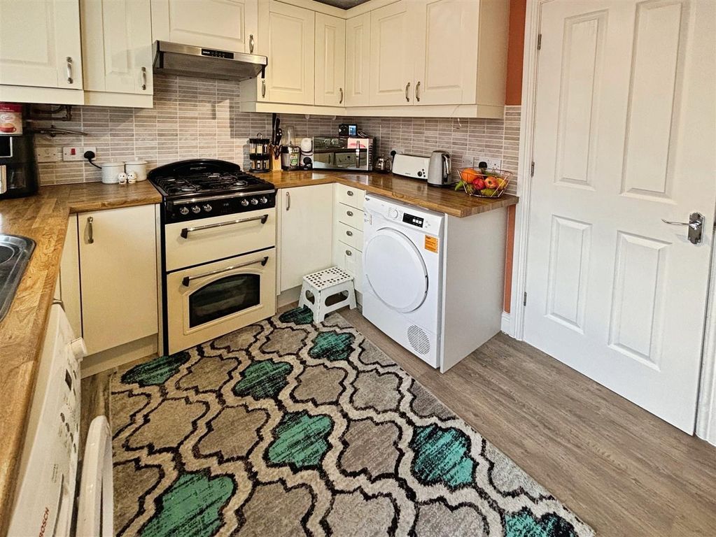 Property photo 3 of 17 Kitchen/Diner
