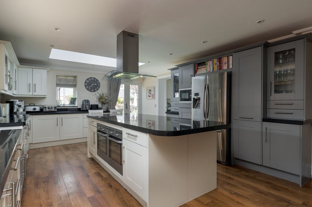 Property photo 2 of 39