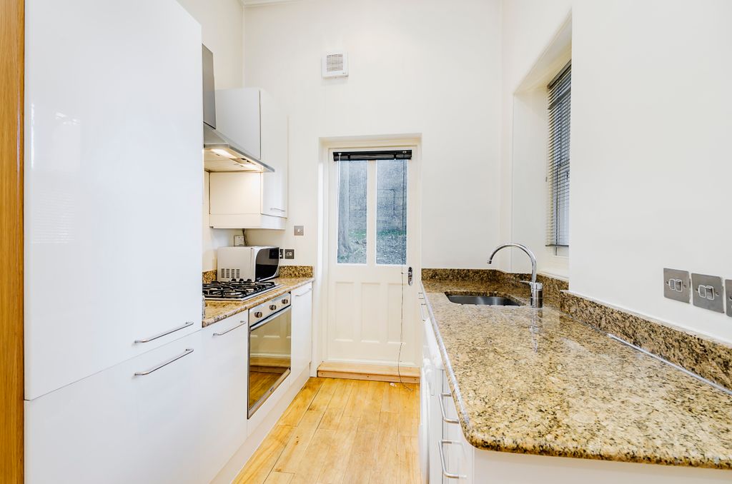 Property photo 2 of 6 Kitchen