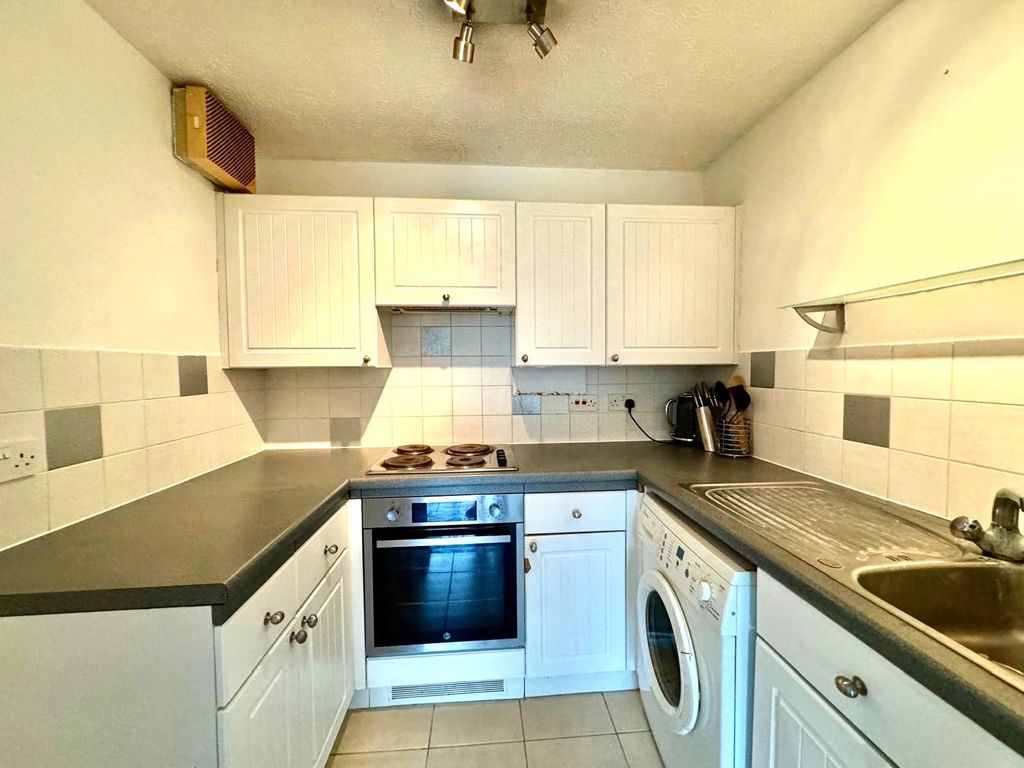 Property photo 3 of 8 Kitchen