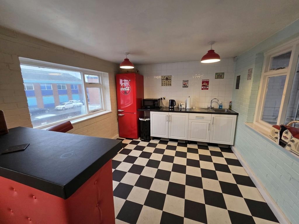 Property photo 2 of 13 9cc63Aa5-48A0-4c6E-B770-F090A9.Jpg