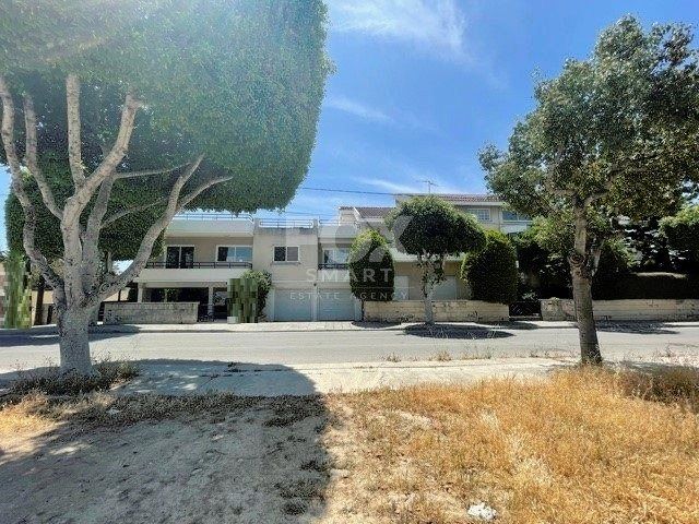 Property photo 1 of 49 For Sale: Versatile Building For Home And Business Use In P