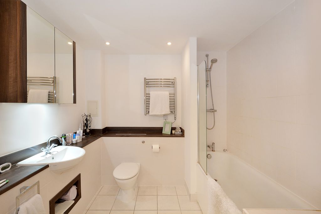 Property photo 3 of 9 Modern Bathroom